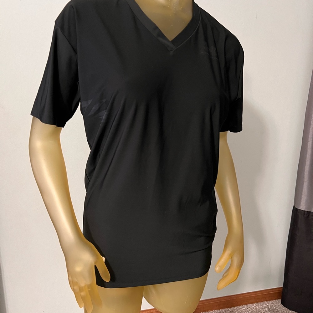 Under Armour Boys XXL V Neck T-Shirt